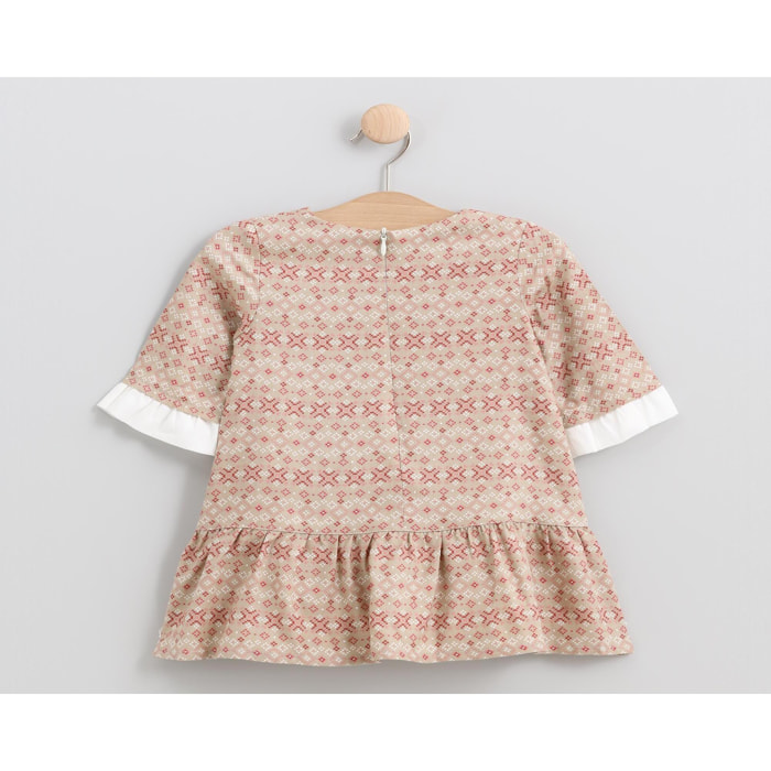 VESTIDO COLOR MARRÓN CON LAZO DELANTERO Y DOBLE TEJIDO EN LA MANGA.