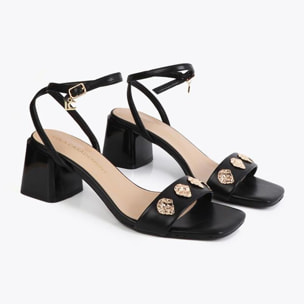 Sandalo con tacco e decorazioni metalliche