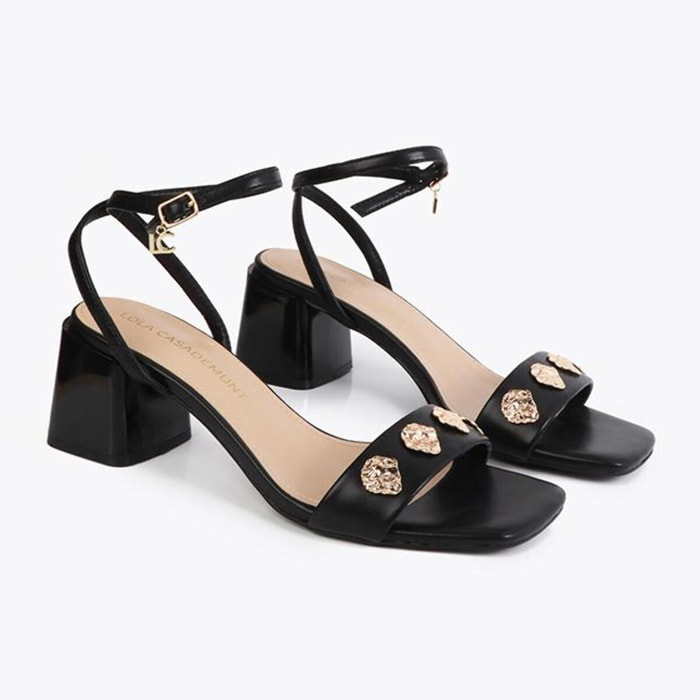 Sandalo con tacco e decorazioni metalliche