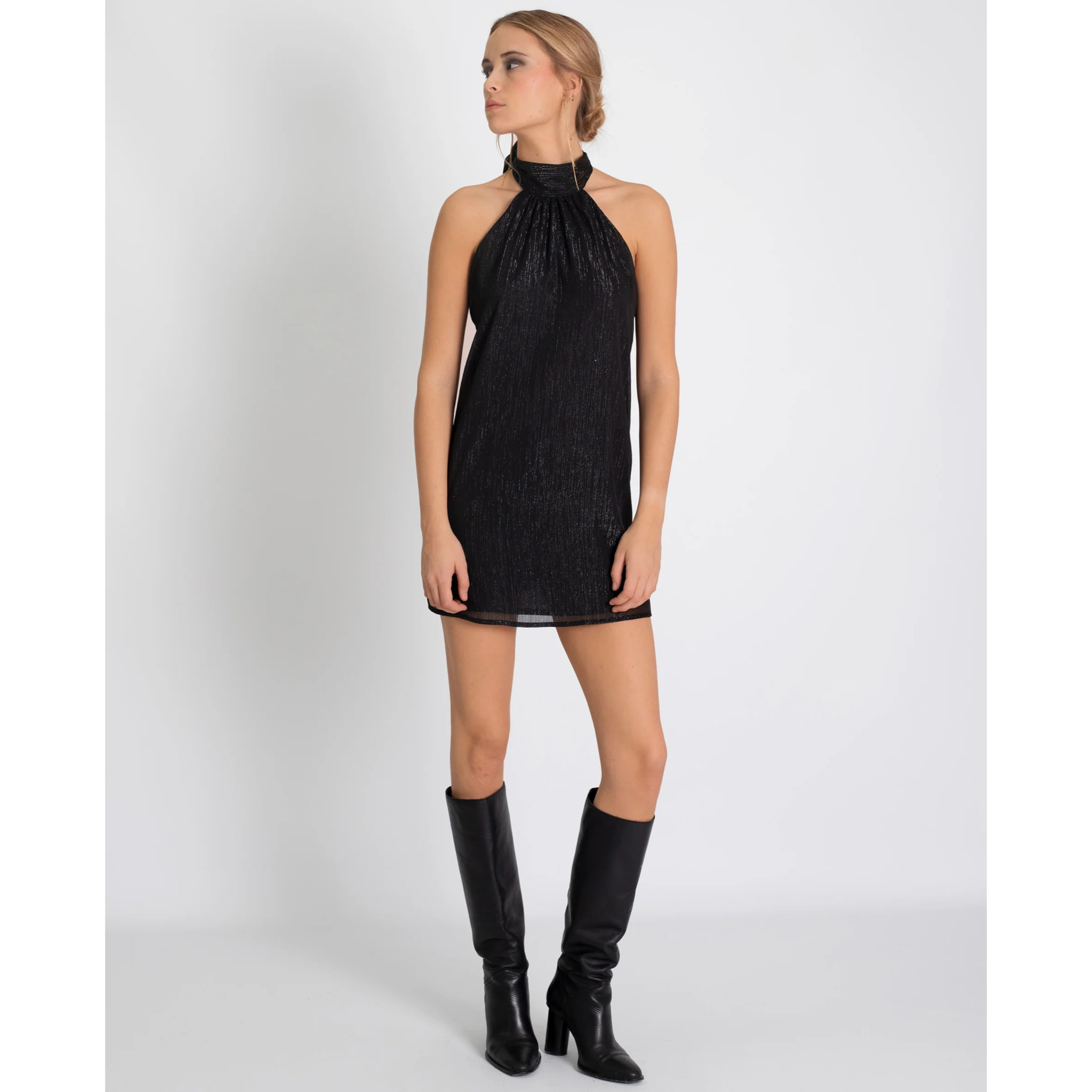 Vestido corto fluido sin mangas.