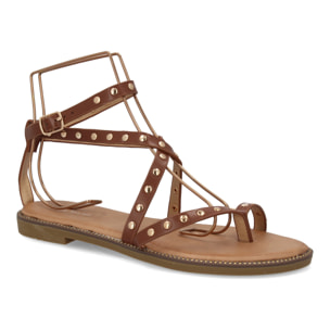 Sandalia plana con tiras y tachuelas para mujer.