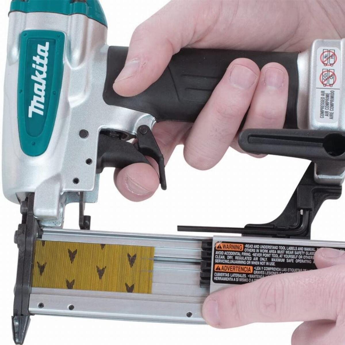 Clavadora neumática MAKITA 8,3 Bar 35 mm - AF353
