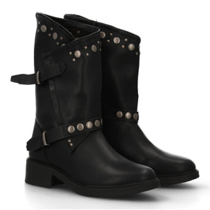 Bota plana de mujer con doble hebilla y tachuelas.