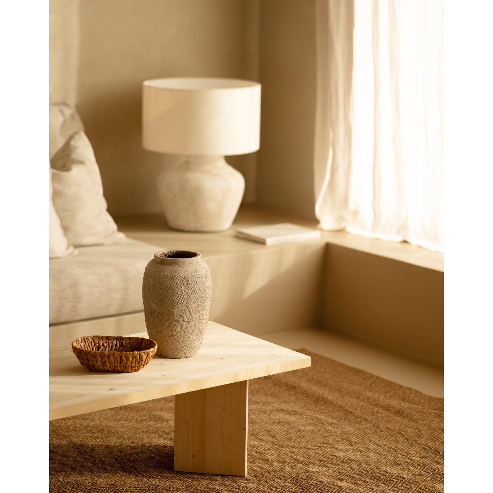 Table basse en bois massif en ton naturel 120x55cm Hauteur: 40 Longueur: 120 Largeur: 55