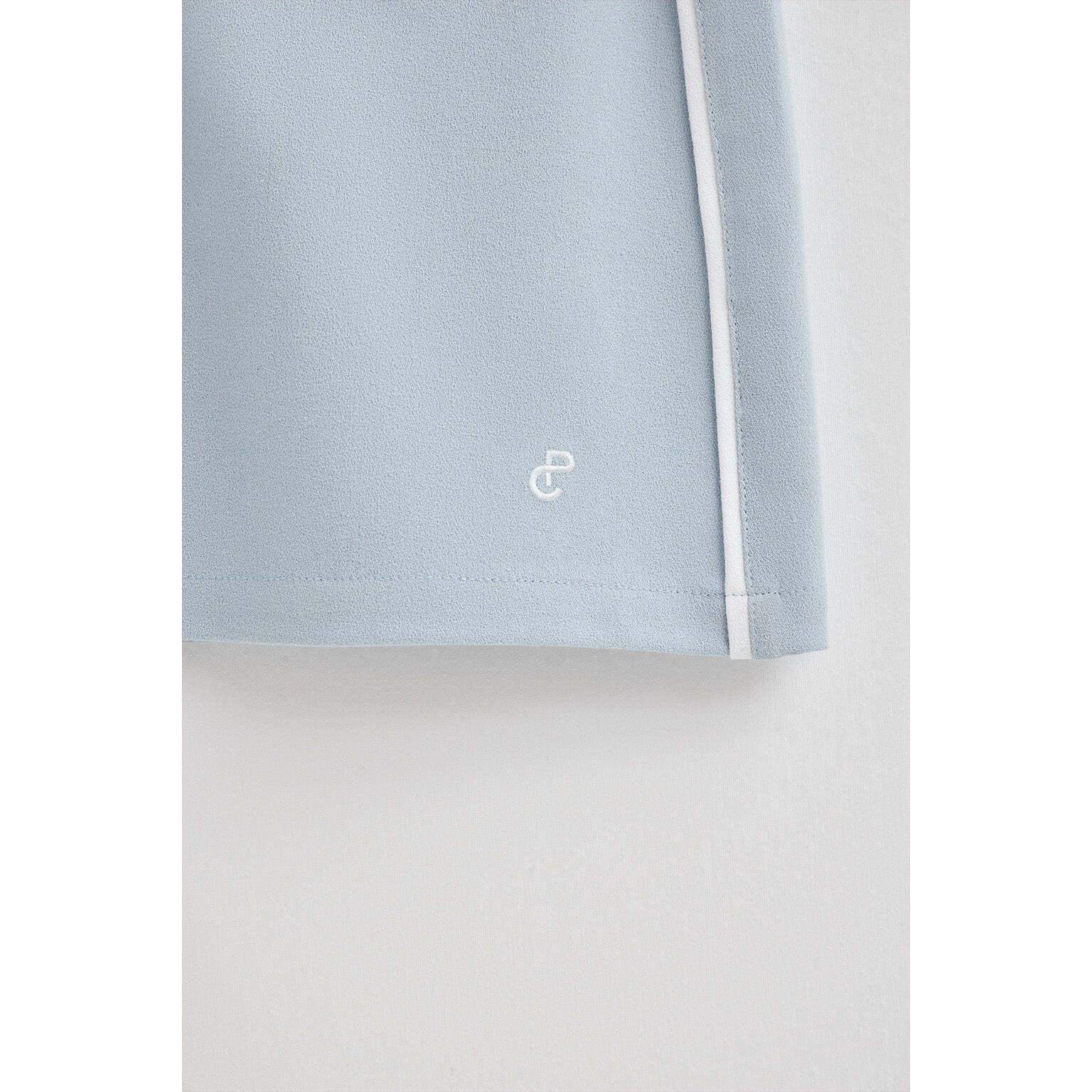 Gonna blu chiaro June con monogramma ricamato