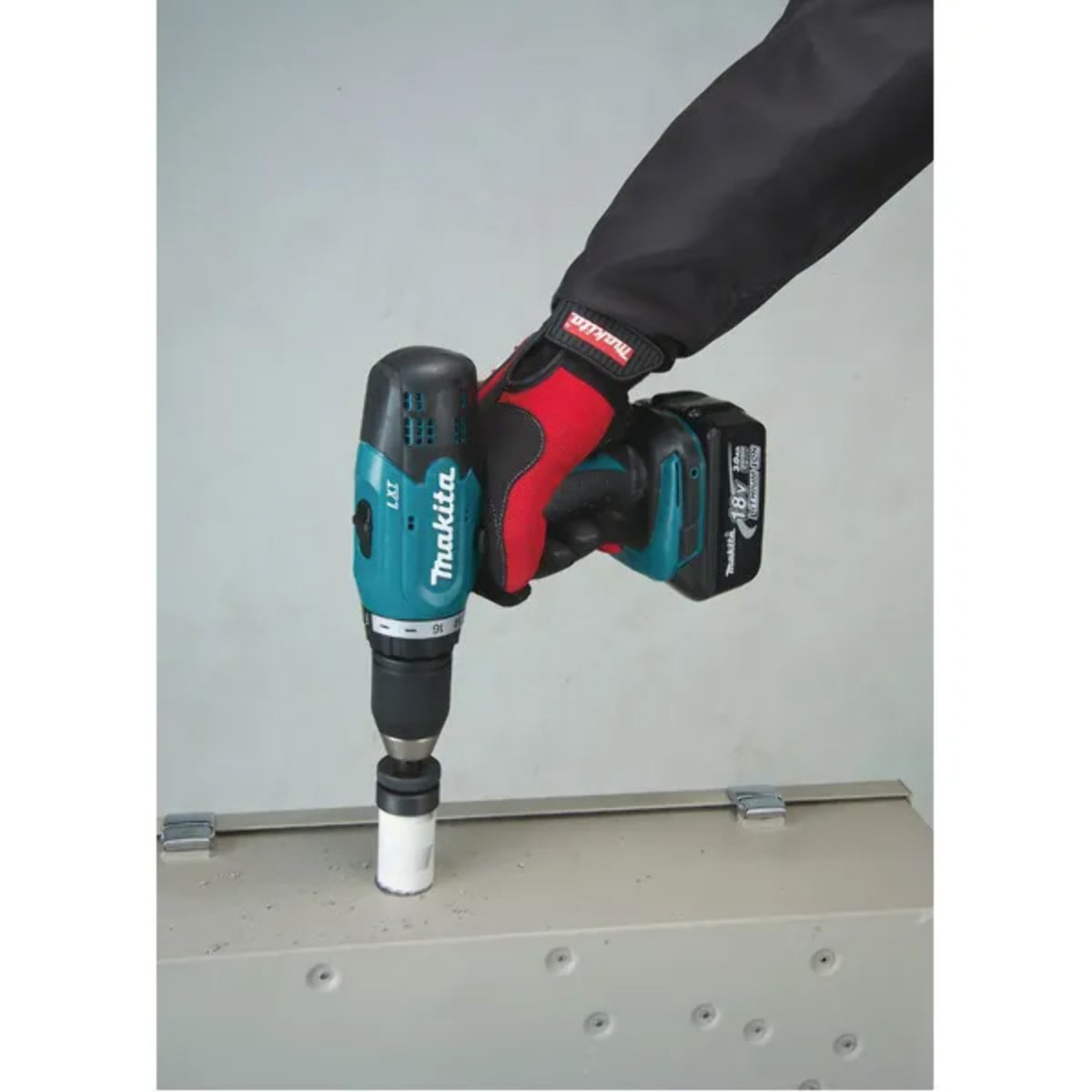 Taladro atornillador MAKITA 18V 3.0Ah + 2 Baterías, cargador, en caja - DDF453SFE