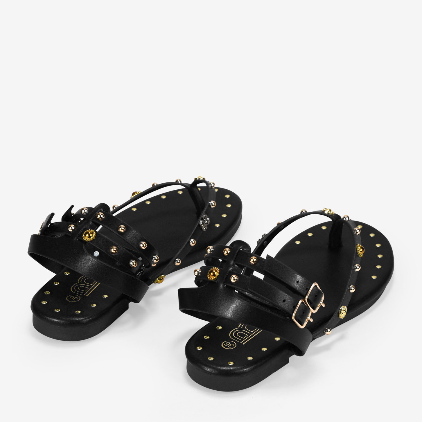 Sandalias planas negras con tachuelas y doble pulsera