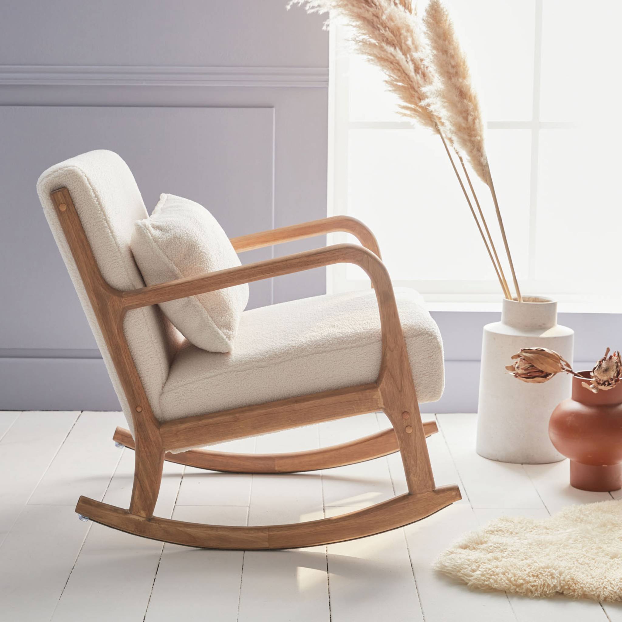 Fauteuil à bascule design en bois et tissu. bouclettes blanches. 1 place. rocking chair scandinave