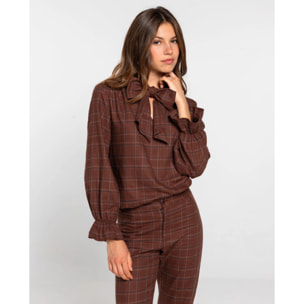 Blusa marrón con escote pico, foulard y manga larga con puño elástico