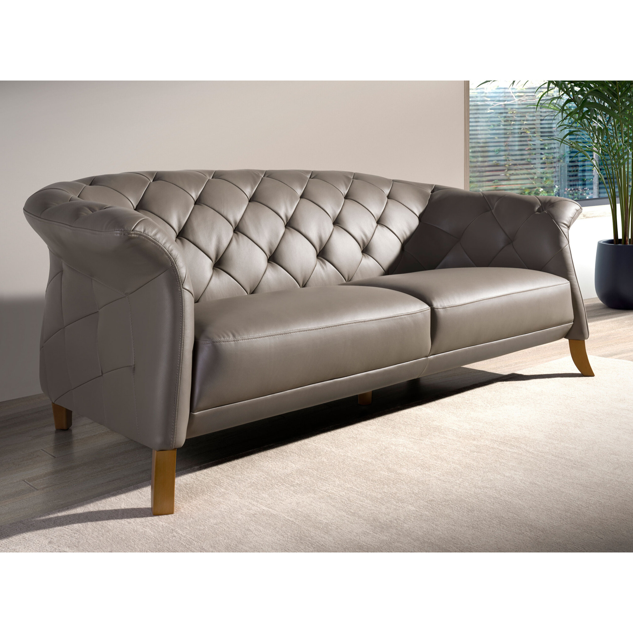 Sofá Chester Angel Cerdá de 3 plazas tapizado en piel de origen vacuno en gris patas de madera en miel 262x104x82cm