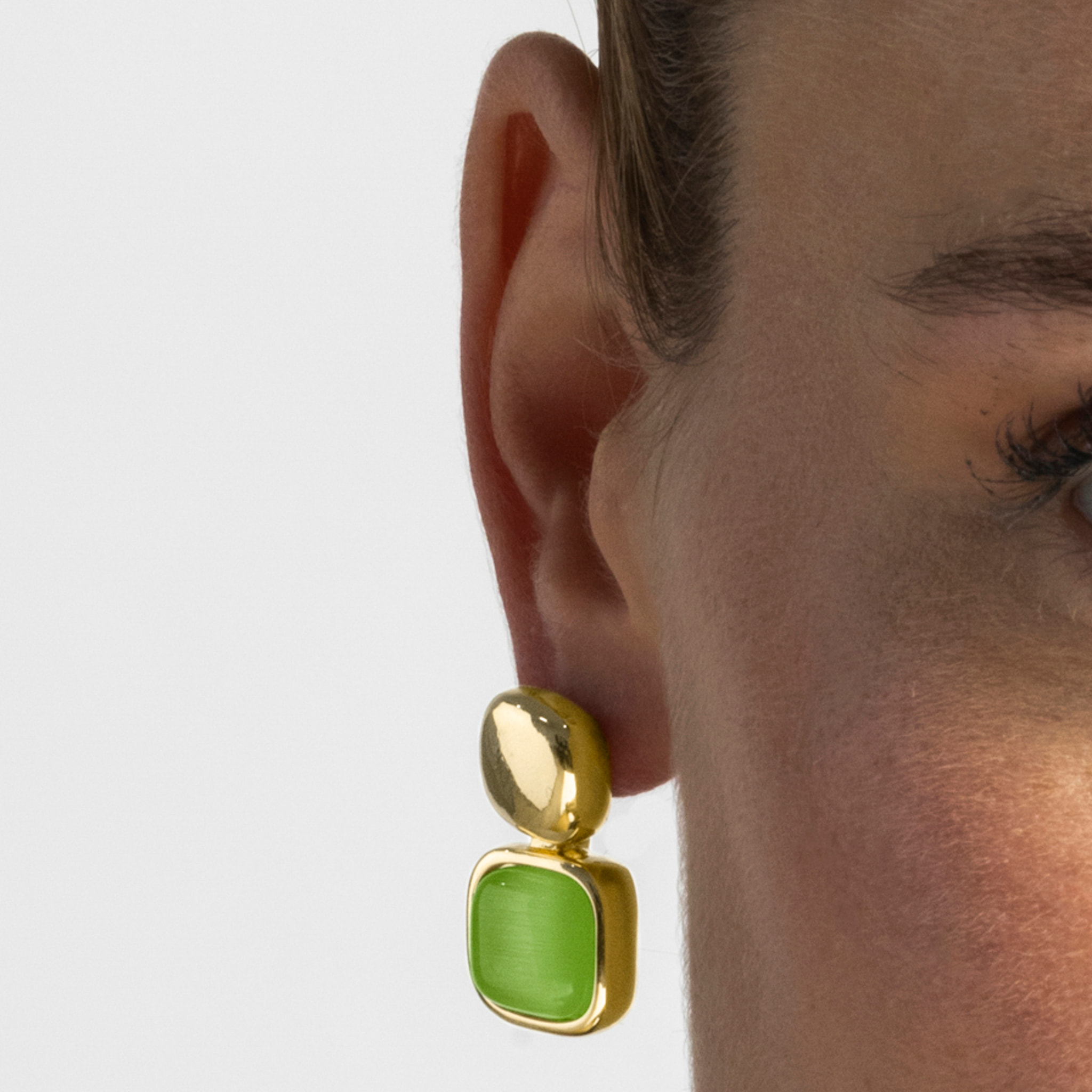 Pendientes con Ojo de Gato Verde acabado oro 18k