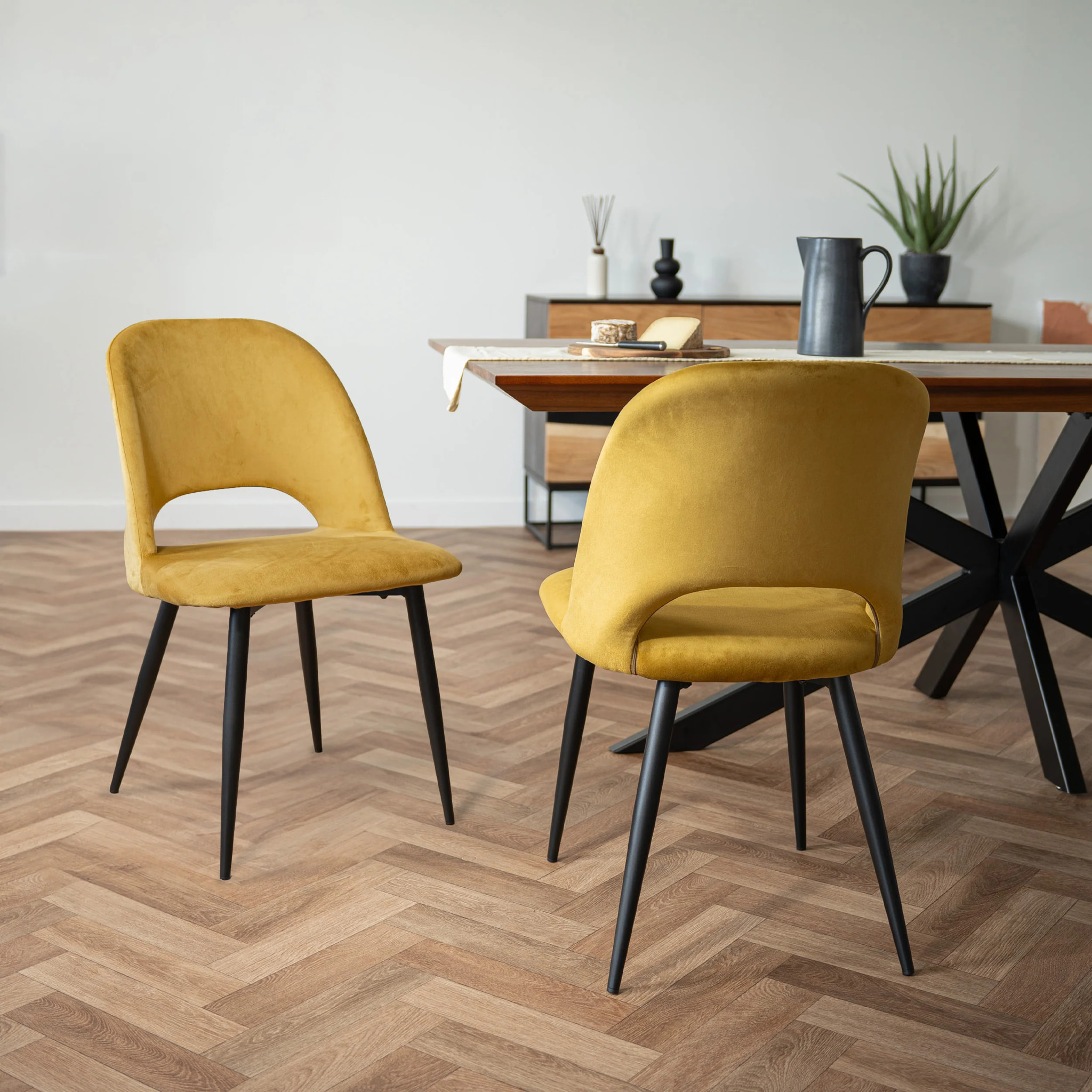 Lot de 2 chaises en velours jaune et pieds en métal noir - Pénélope