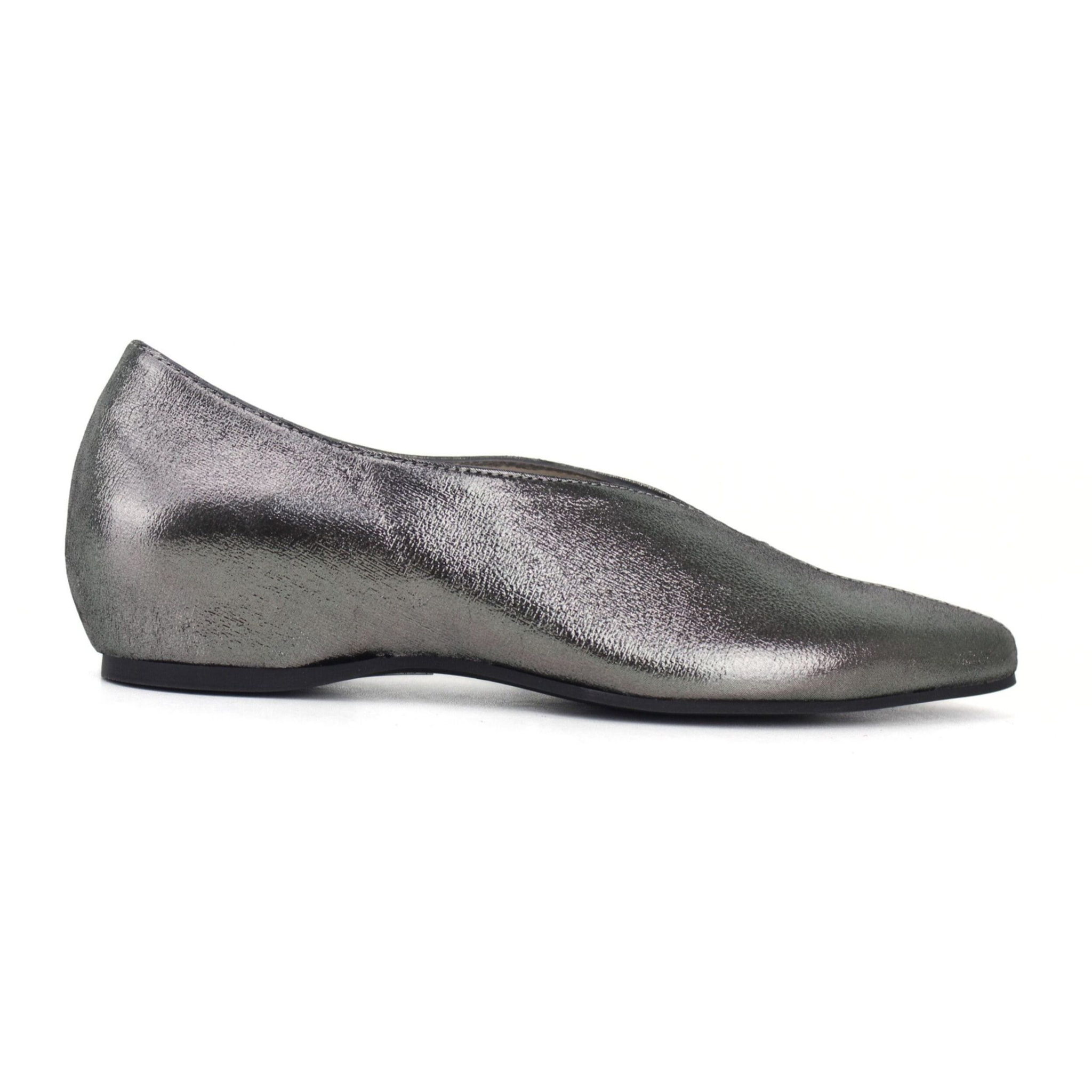 Bailarina de piel color plomo plateado con brillo y escote en pico. Tacón 1 cm