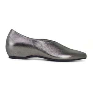 Bailarina de piel color plomo plateado con brillo y escote en pico. Tacón 1 cm