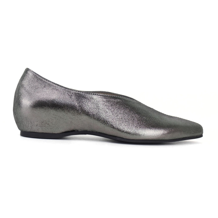 Bailarina de piel color plomo plateado con brillo y escote en pico. Tacón 1 cm
