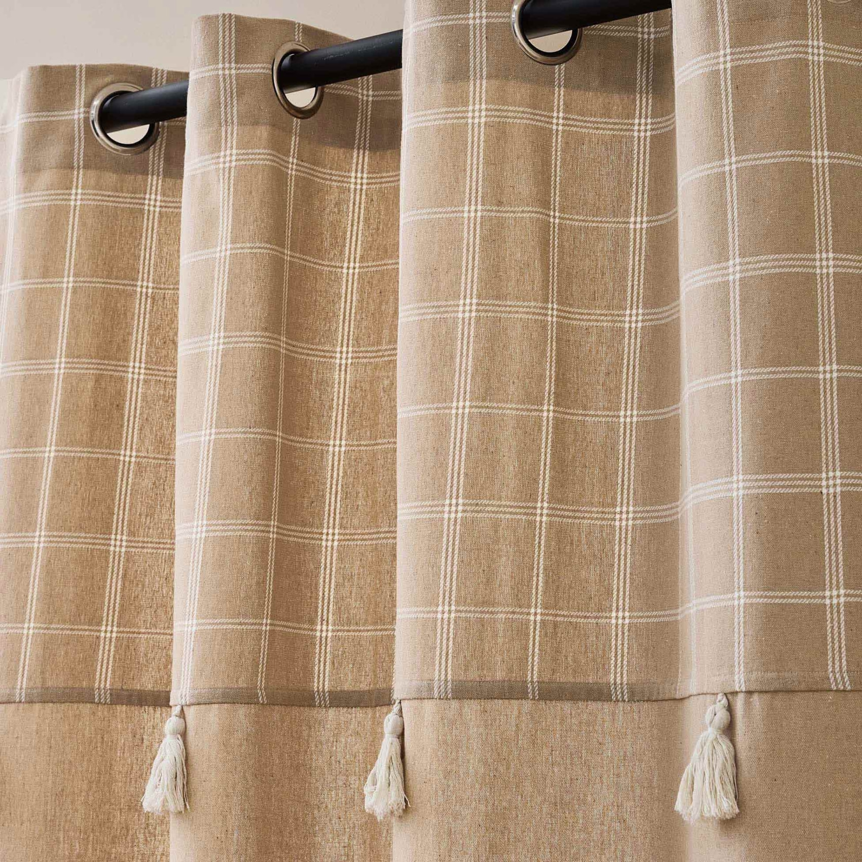 Rideau à œillets avec haut à carreaux et pompons en polycoton - Sable
