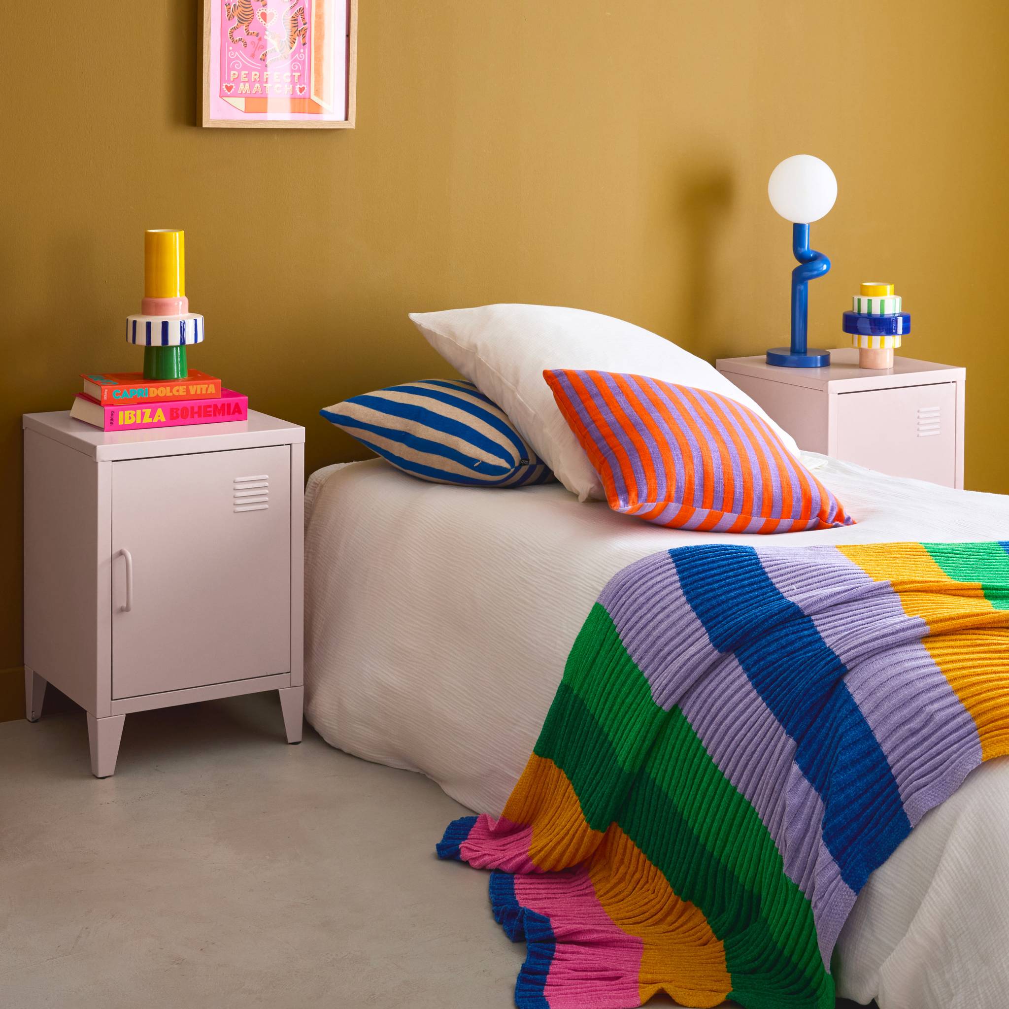 Lot de 2 tables de chevet en acier 1 porte. Rose. casier. L 38 x P 38 x H 55.7 cm