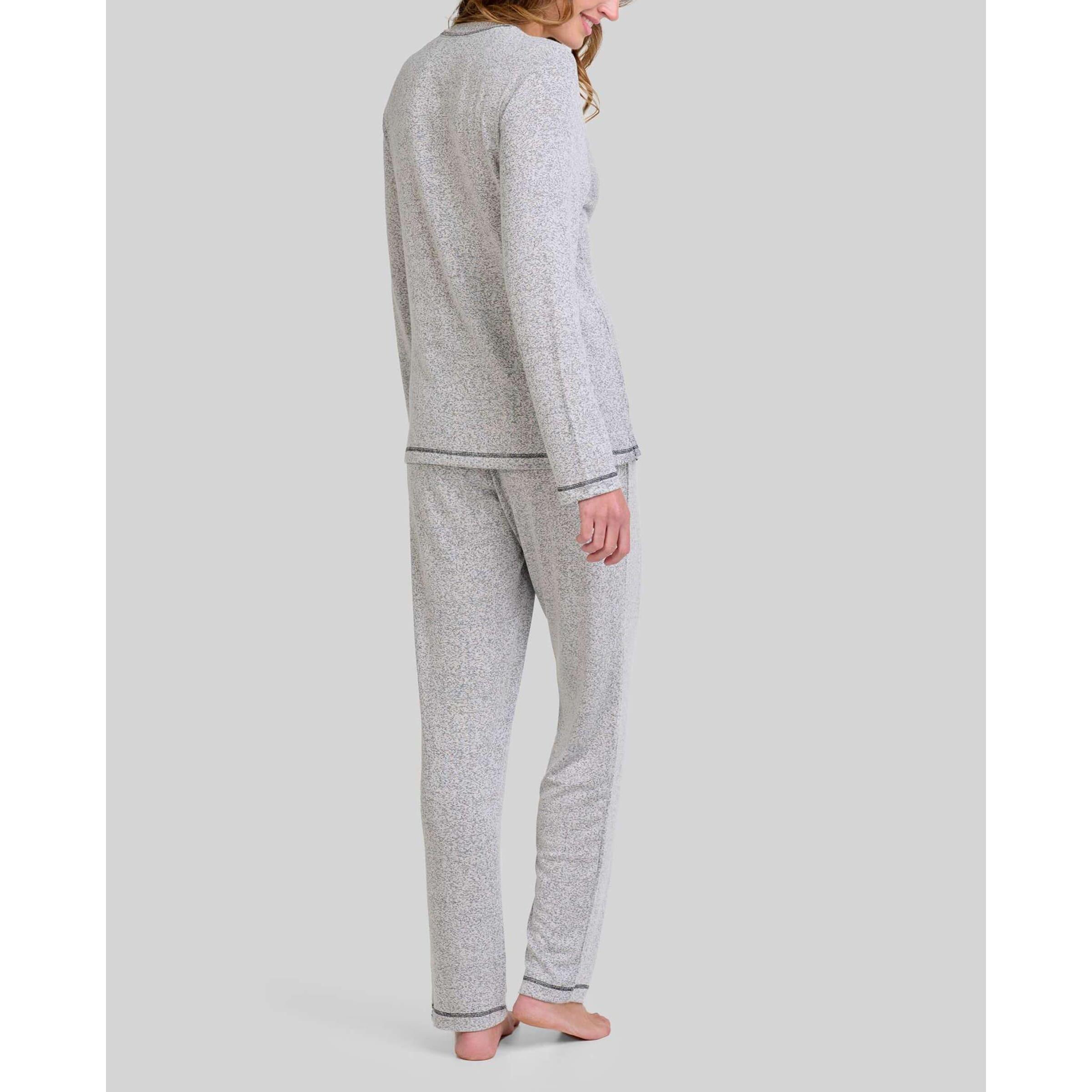 Pijama mujer con agradable tejido vigoré, escote en pico con una práctica abertura de botones, manga larga y pantalón largo
