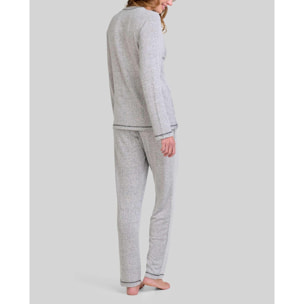 Pijama mujer con agradable tejido vigoré, escote en pico con una práctica abertura de botones, manga larga y pantalón largo