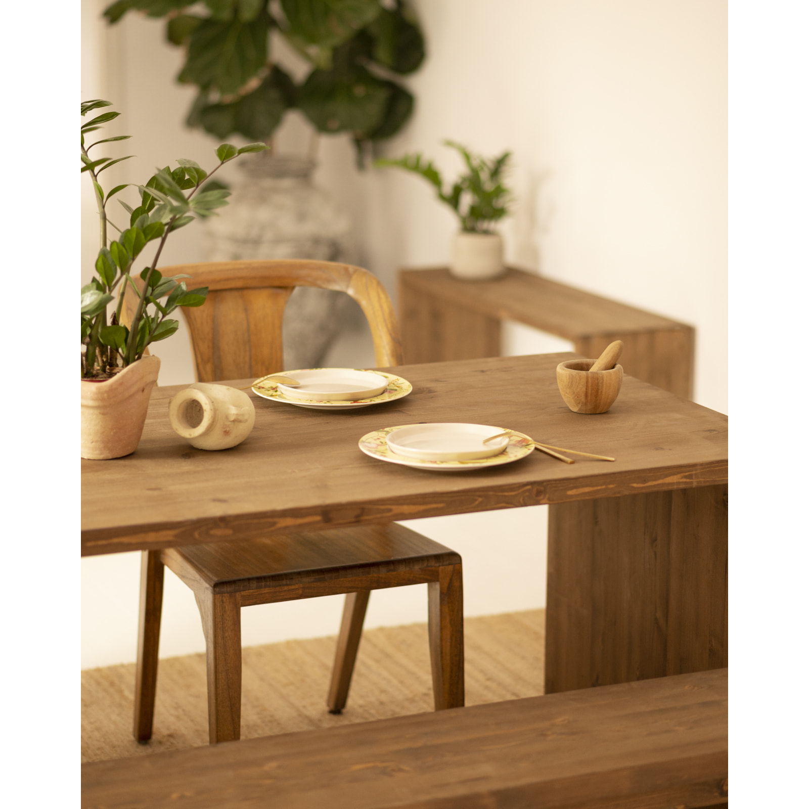 Pack mesa de comedor y banco de madera maciza en tono nogal de varias medidas