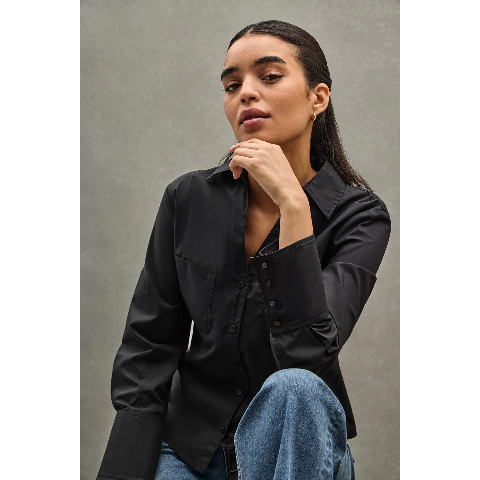 Camisa negra de corte slim y cuello pico