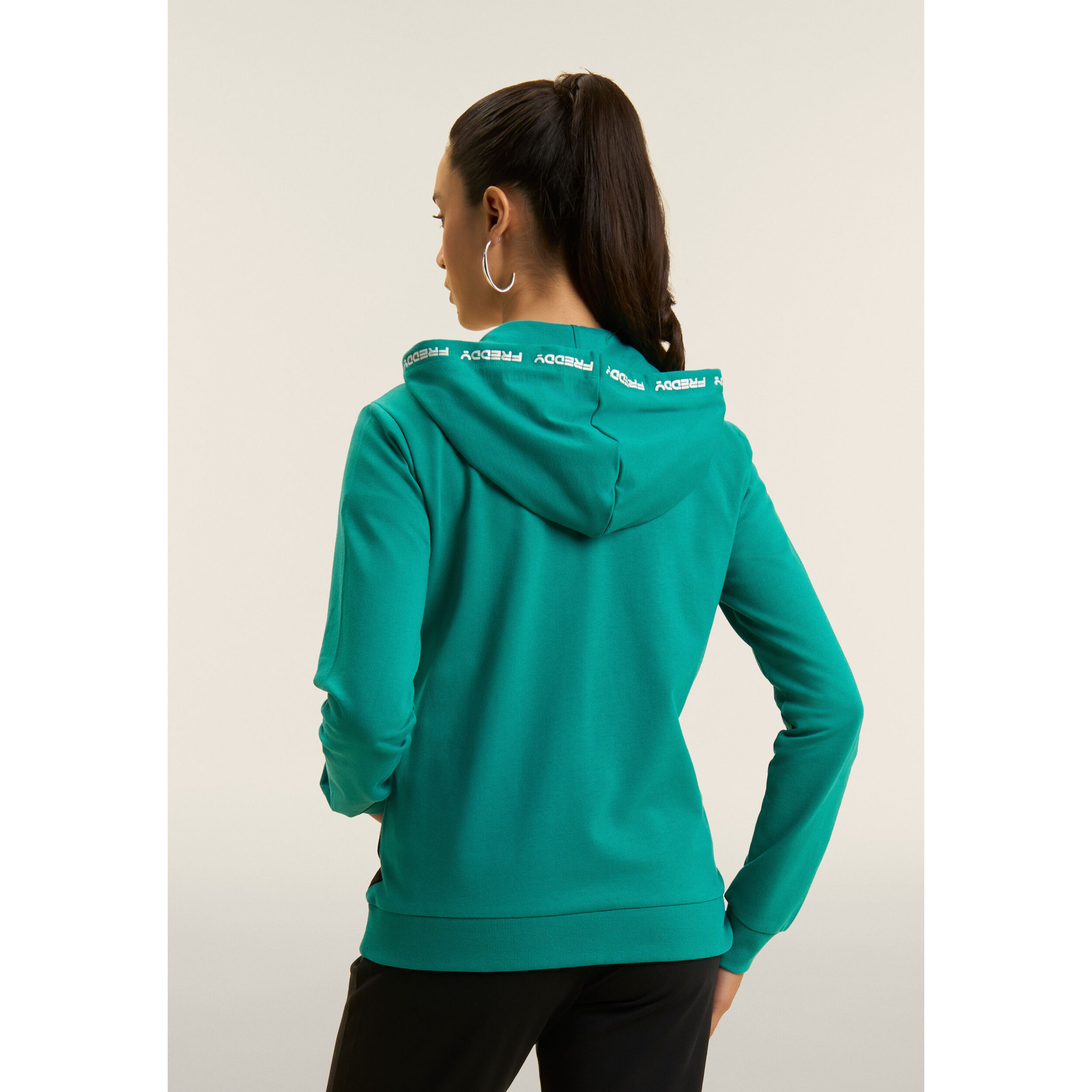 Tuta con zip e cappuccio, inserti a contrasto e dettagli logo