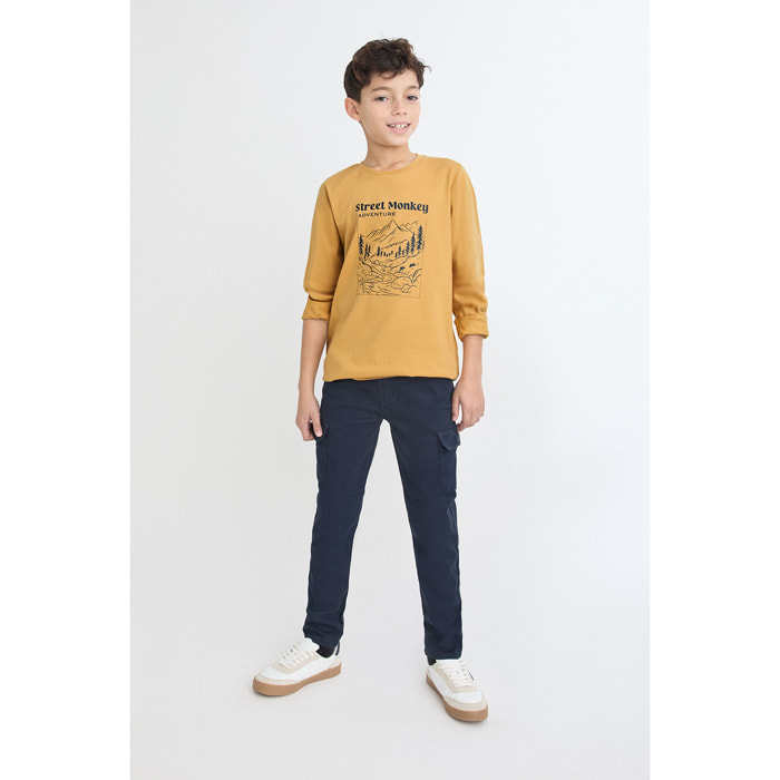 Camiseta niño mostaza de manga larga, ilustración de montaña estilo aventura y cuello redondo | Color: Mostaza | Street Monkey
