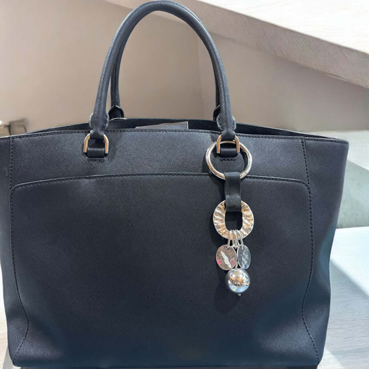 Cuelgabolso_llavero cuero y bola en plata chapado