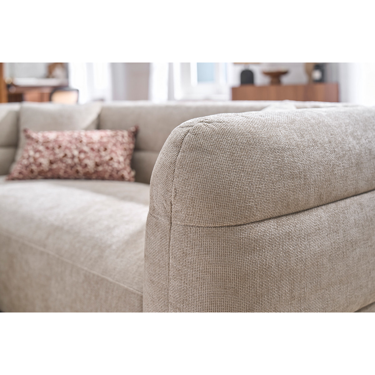 Canapé 3 places et repose pieds en tissu effet velours texturé beige JOYA