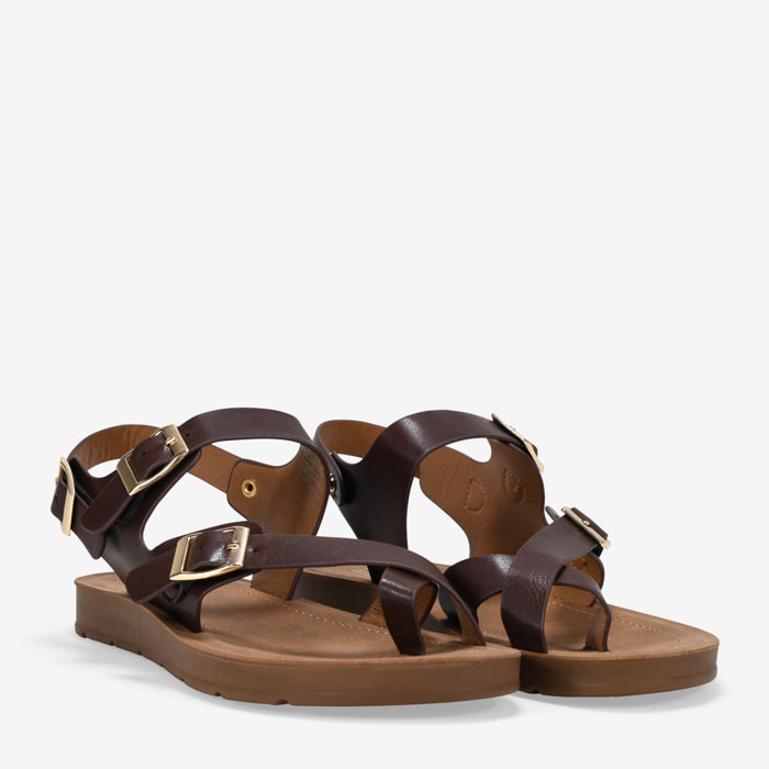 Sandalias de dedo marrones con hebillas