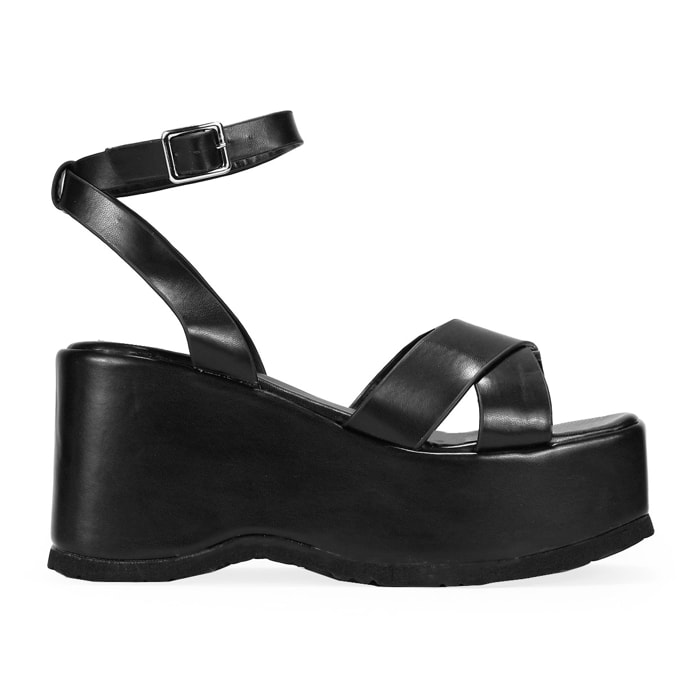 Sandalias con plataforma negras y pulsera en el tobillo