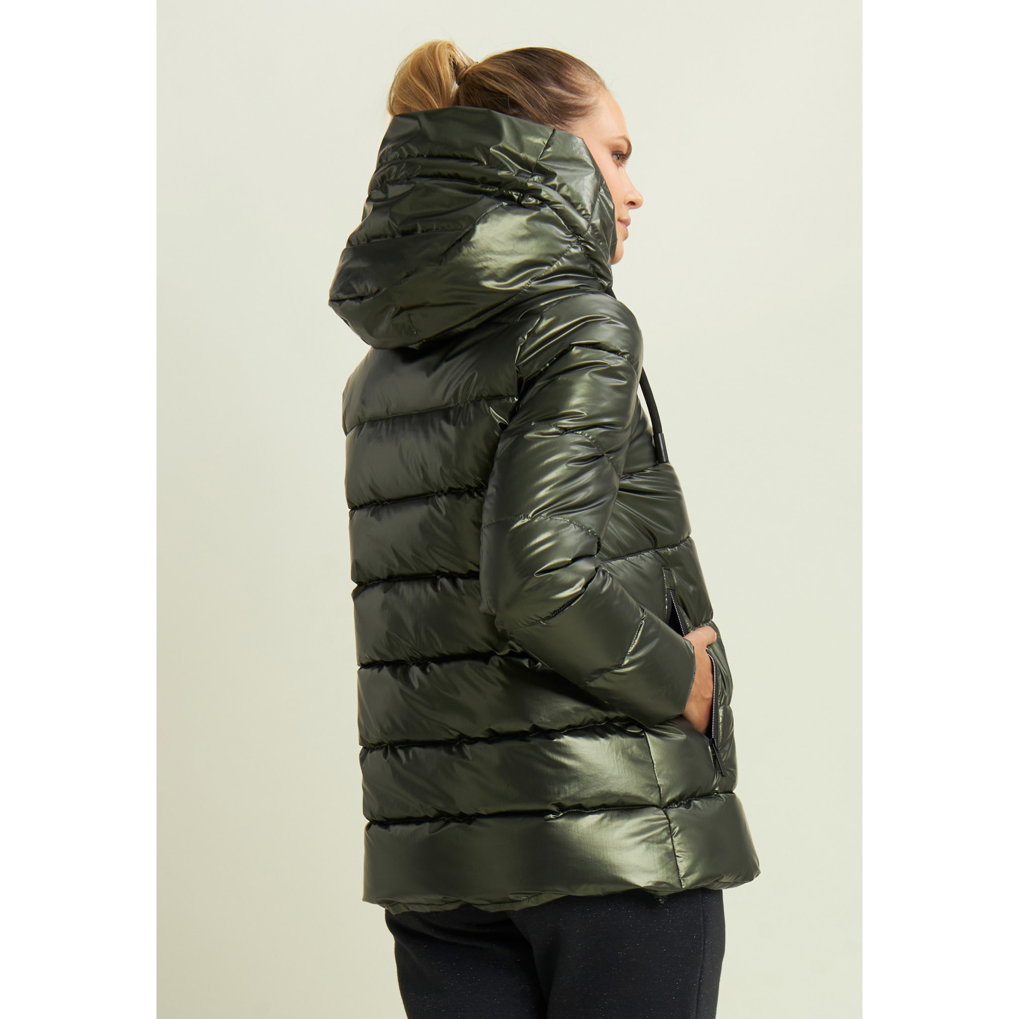 Piumino donna lucido con cappuccio protettivo e coulisse