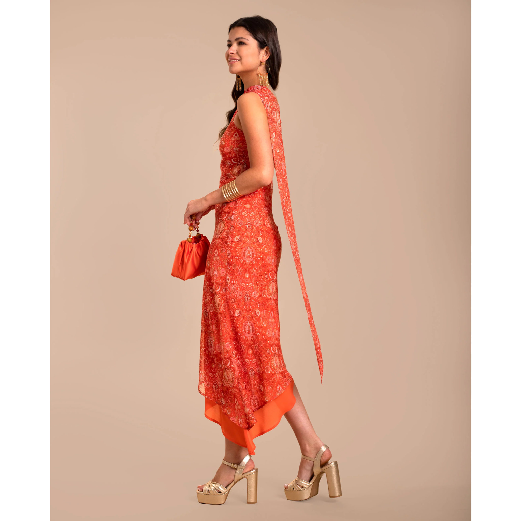 Vestido midi asimétrico con foulard.