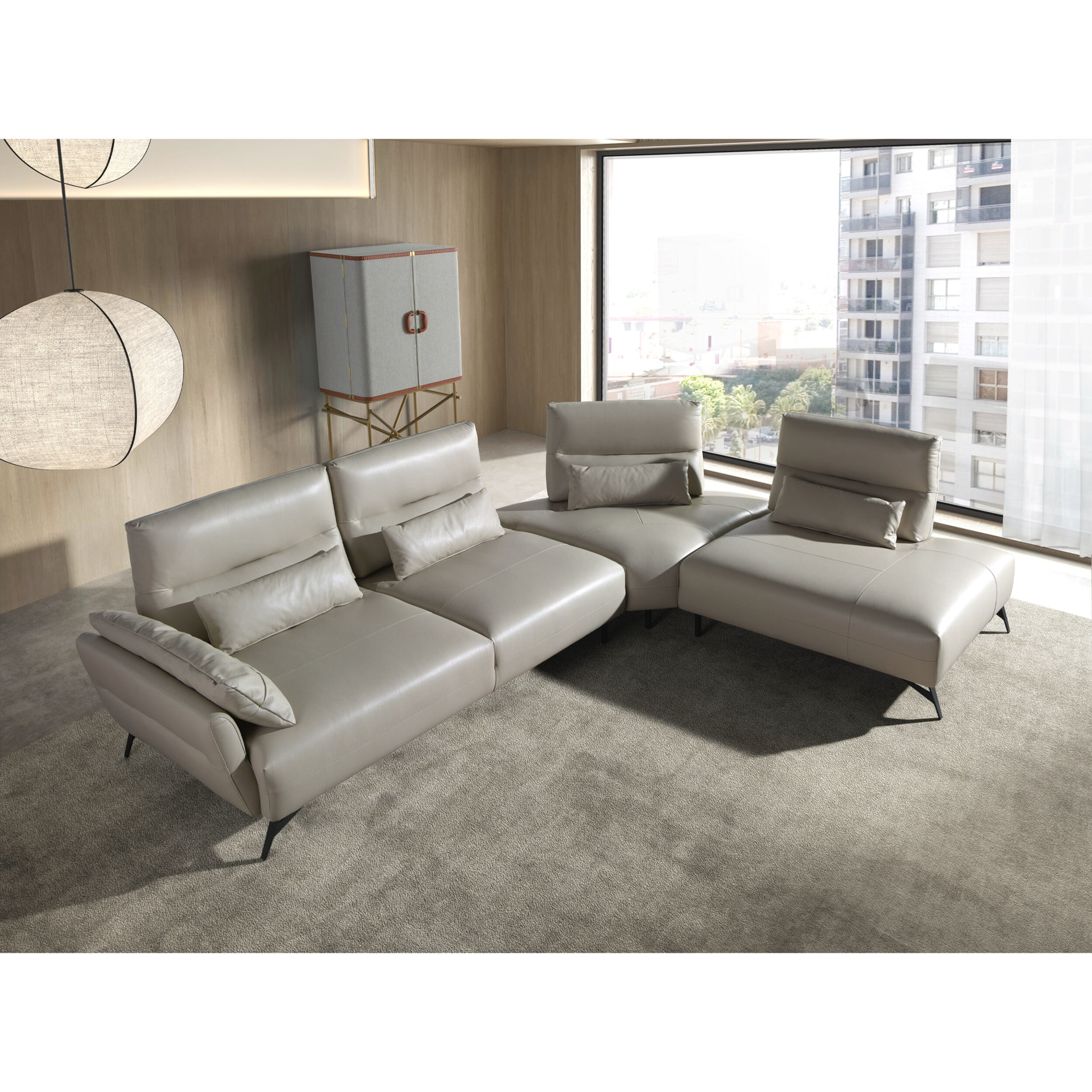 Sofá chaise longue Angel Cerdá derecha de 5 plazas tapizado en piel de origen vacuno en arena patas de acero inoxidable en negro 341x254x94cm