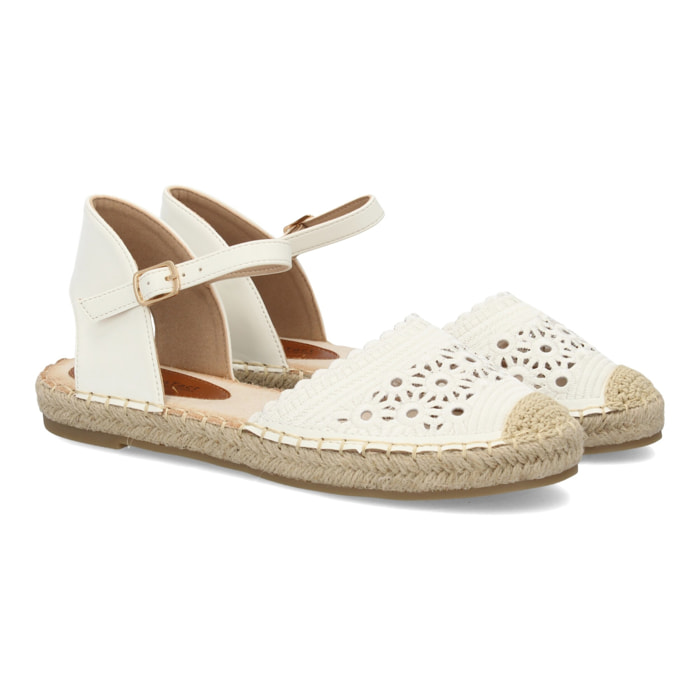 Alpargata plana mujer troquelada cómoda