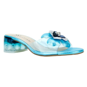 Sandalia en azul celeste con vinilio y adorno flor. Tacón 4 cm