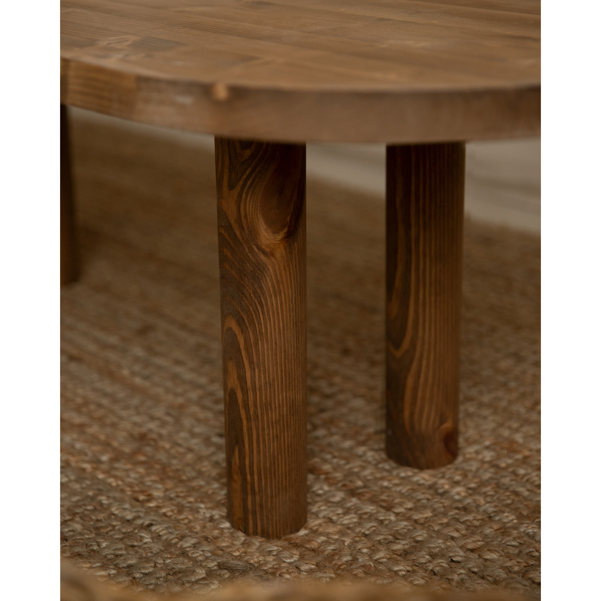 Mesa de centro ovalada de madera maciza en tono roble oscuro de 40x120cm Alto: 40 Largo: 120 Ancho: 50