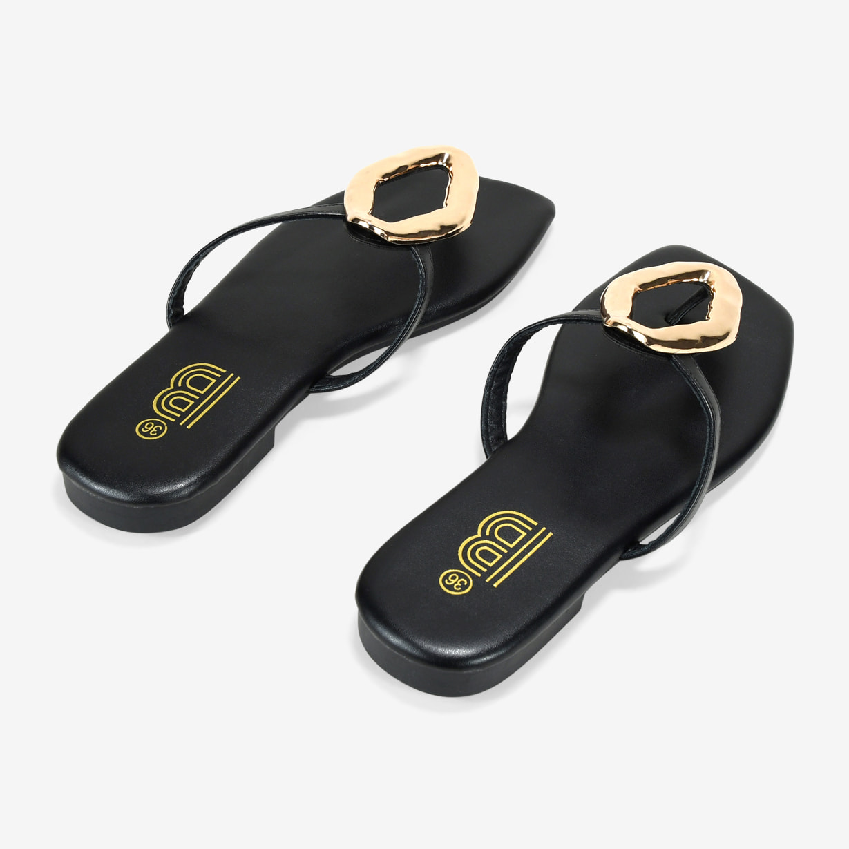 Sandalias de dedo negras con pieza metálica