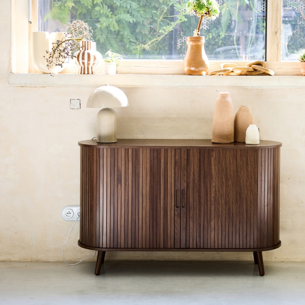 Buffet scandinave 2 portes coulissantes. 4 compartiments. effet bois rainuré. couleur noyer. buffet bas. L 120 x P 40 x H 75cm