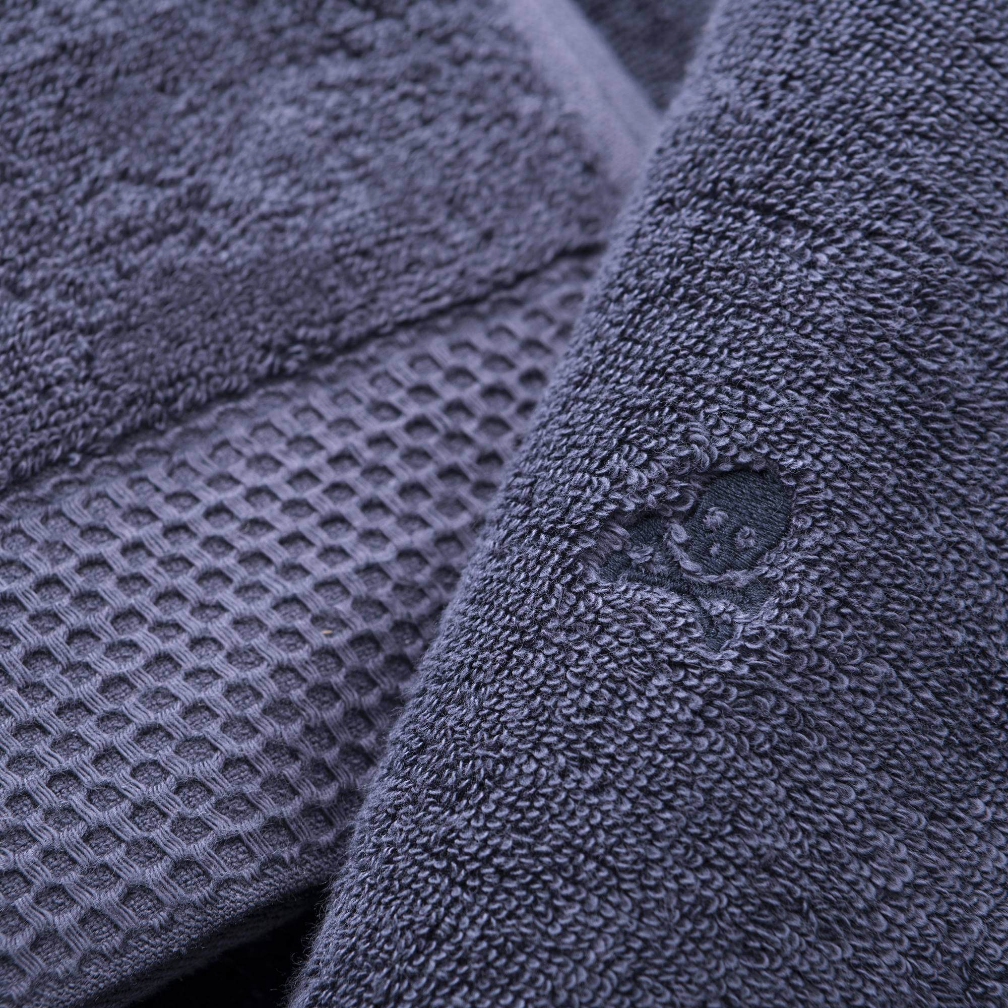 Juego de toallas nidus (30x50cm + 50x100cm + 90x150cm) 100% algodón en color azul marino con logo bordado scalpers home