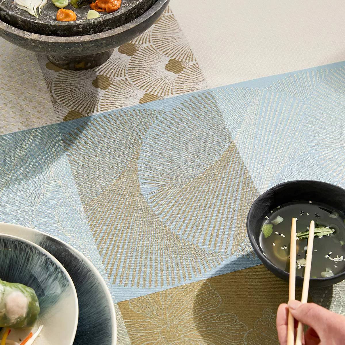 Nappe pur coton enduit motif jacquard bleu beige Mille zen ecume