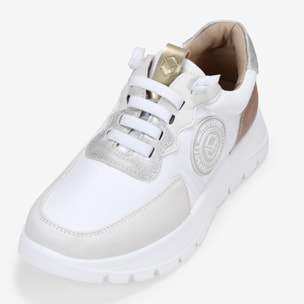 Zapatillas blancas con cordones elásticos