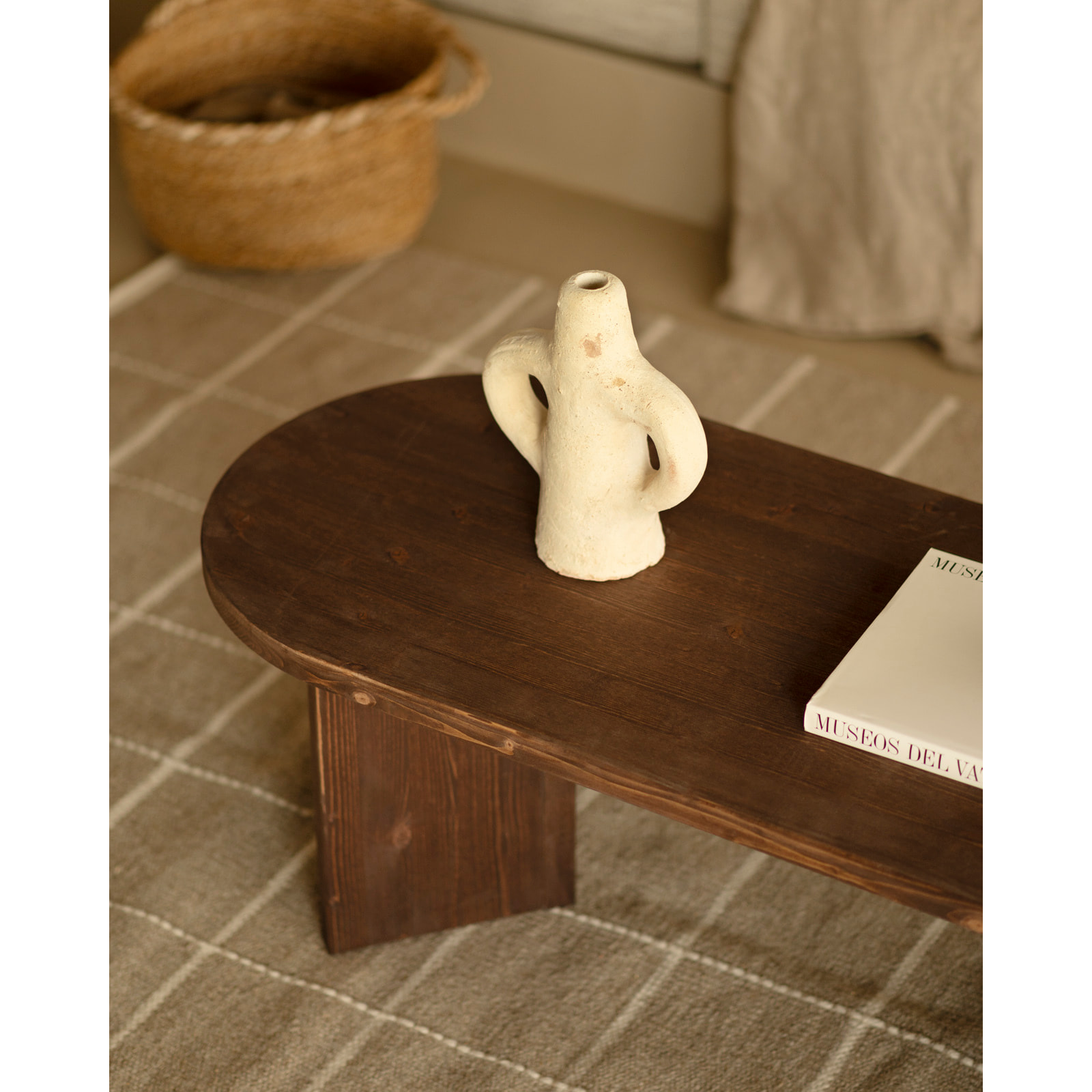 Mesa de centro de madera maciza en tono nogal de 120cm Alto: 40 Largo: 120 Ancho: 50