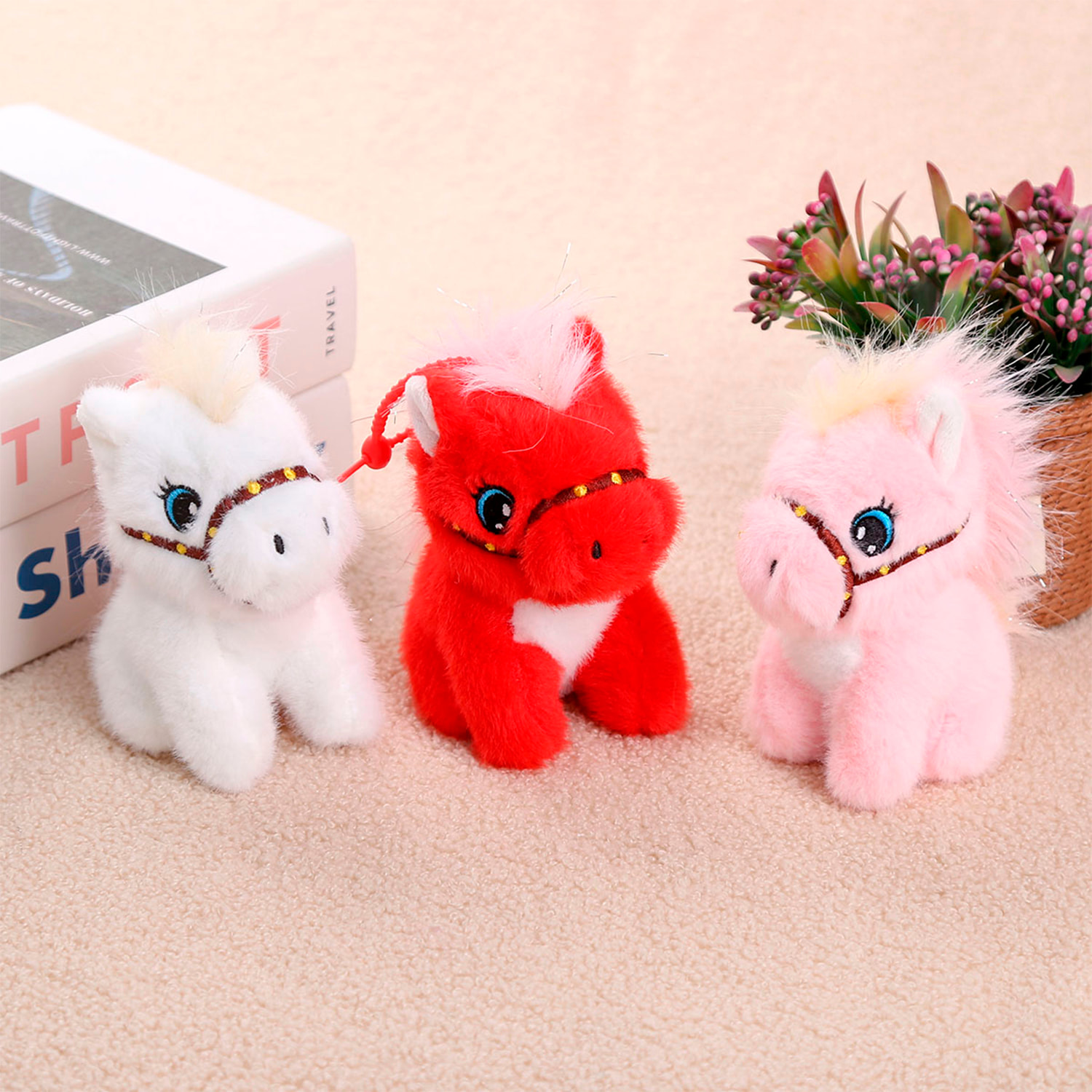 Peluche extrasuave y mullido con colgante. Diseño potro sentado rosa. 13 cm.