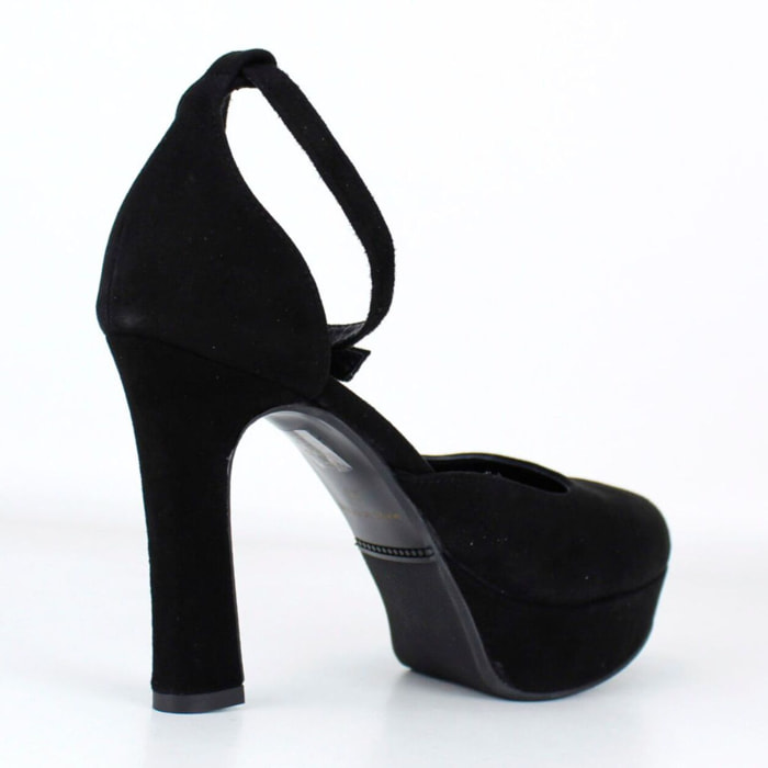 Salón con plataforma. Tacón de 9 cm