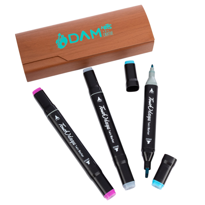 Custodia in legno con set di 3 evidenziatori in colori assortiti. Punta doppia: fine e larga sullo stesso evidenziatore. Rosa, blu e grigio.