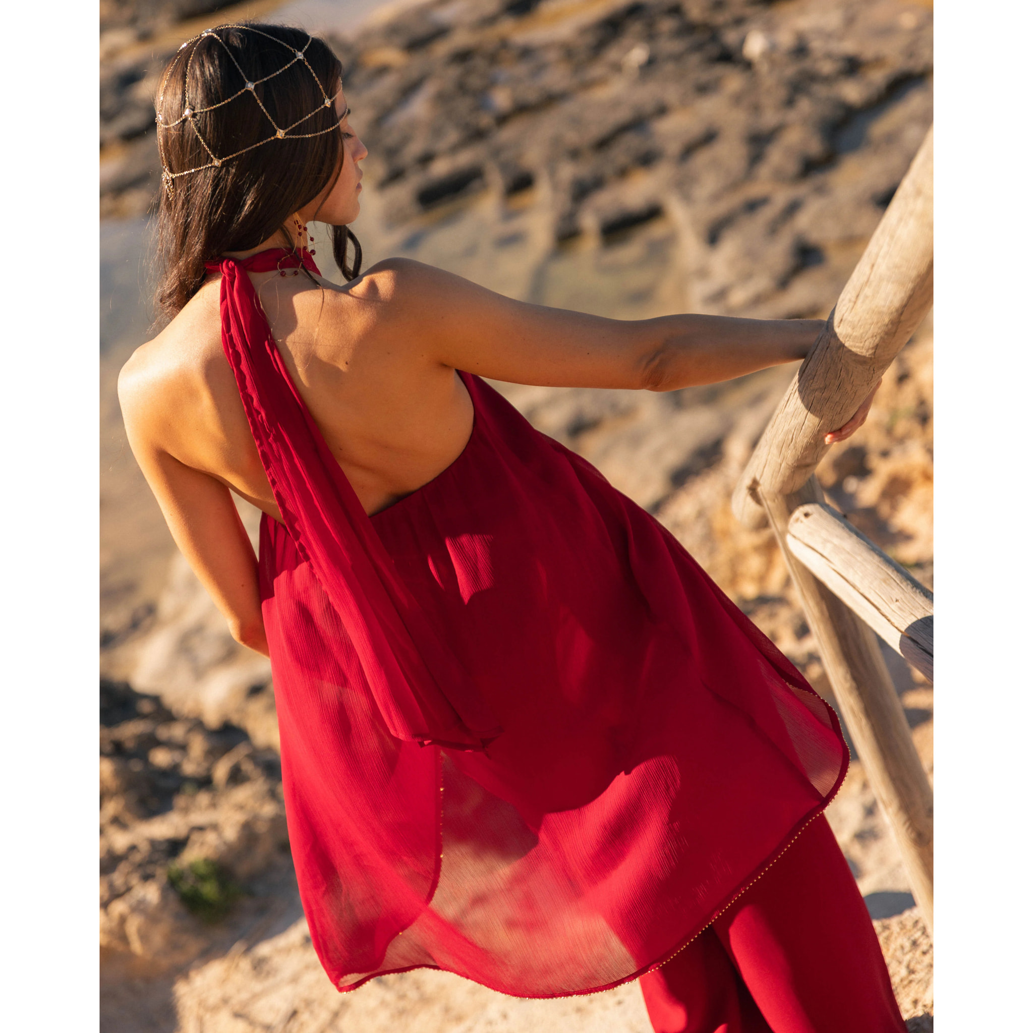 Mono largo con escote halter y camal ancho de mujer
