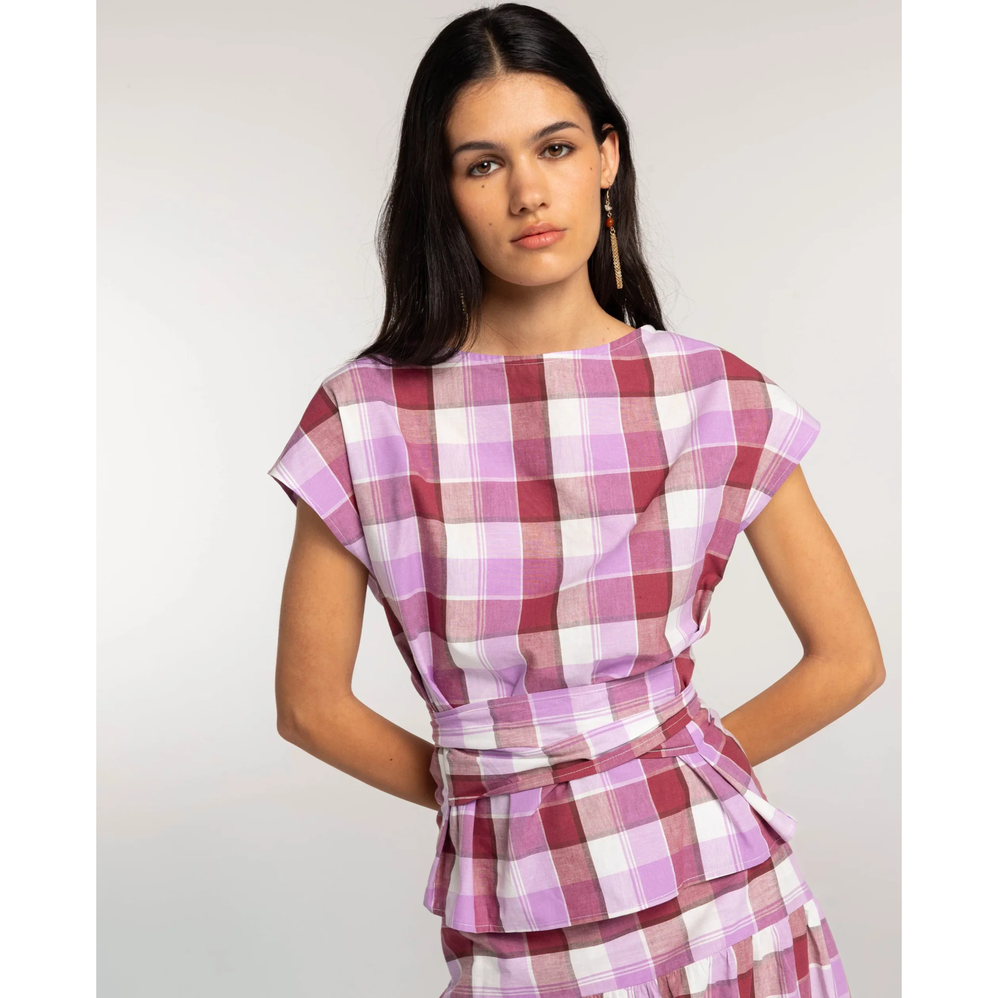 Blusa con lazada y fajín de mujer