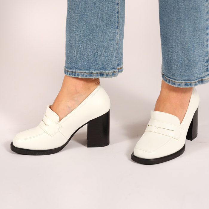 Mocassini in simil pelle con tacco comodo quadrato