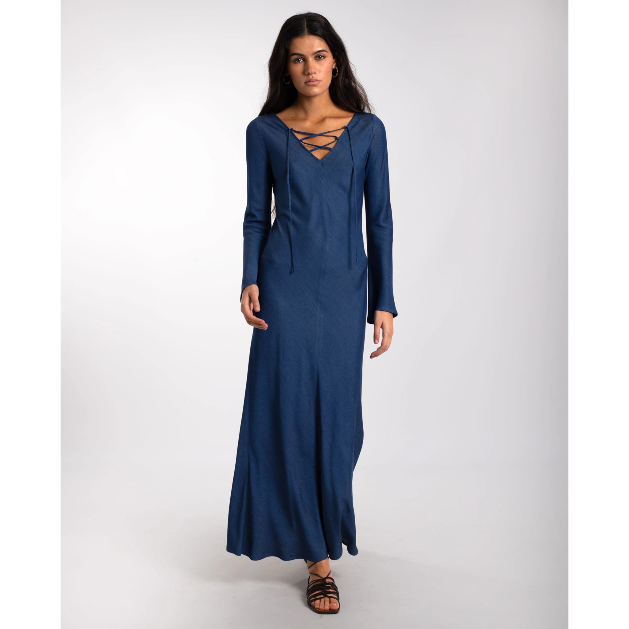 Vestido midi con escote en pico y cordones